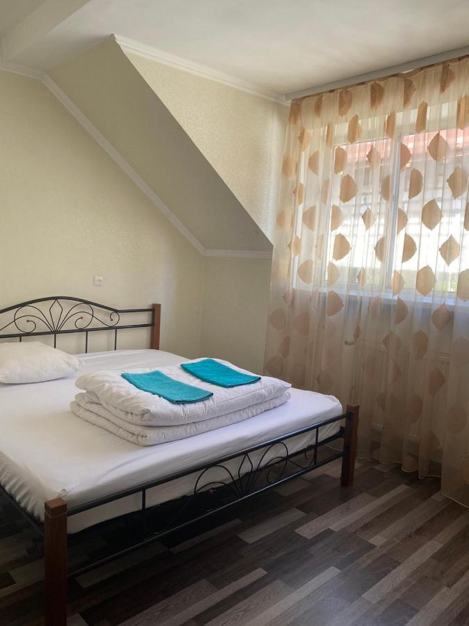 Vip Hostel Mukacheve Bagian luar foto