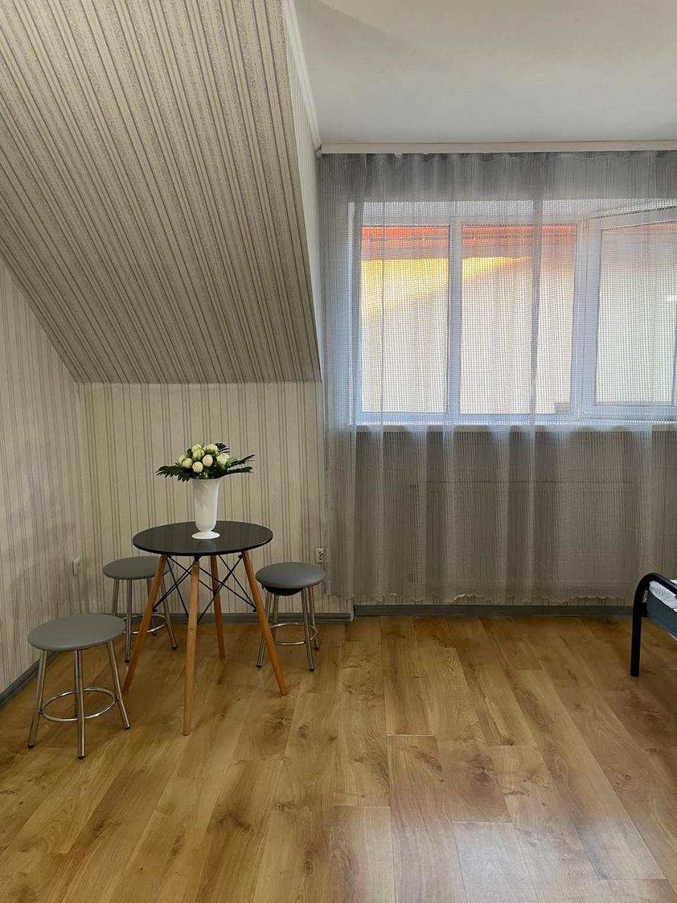Vip Hostel Mukacheve Bagian luar foto
